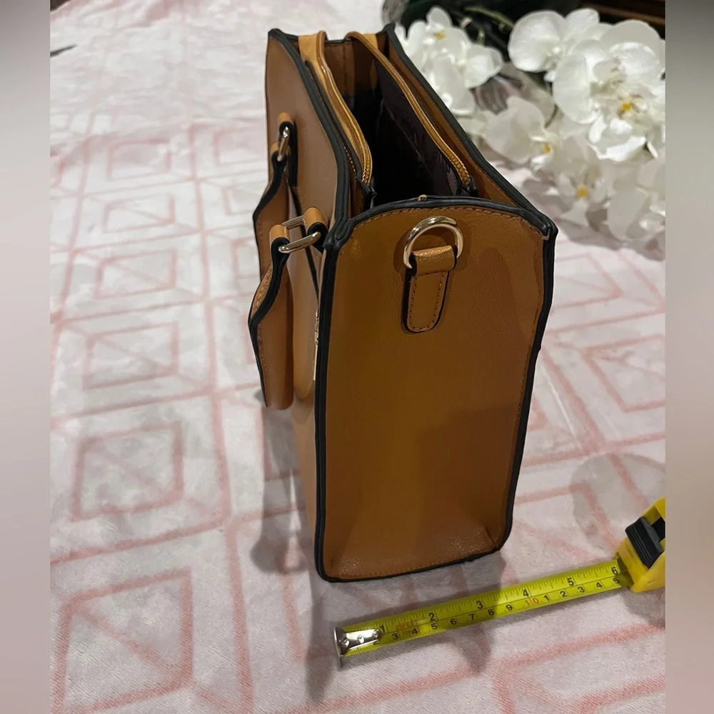 ✨💛 Elegant Marigold Yellow Handbag Crossbody Purse 💛✨ - Picture 4 of 4